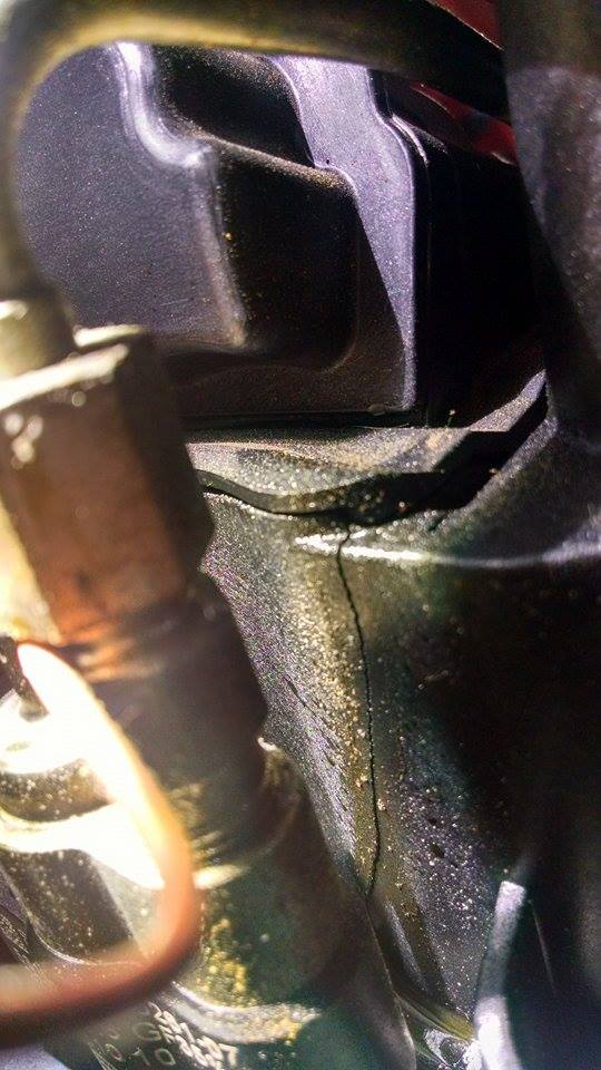 Name:  valve cover cracked  PexLBgc.jpg
Views: 1001
Size:  78.9 KB