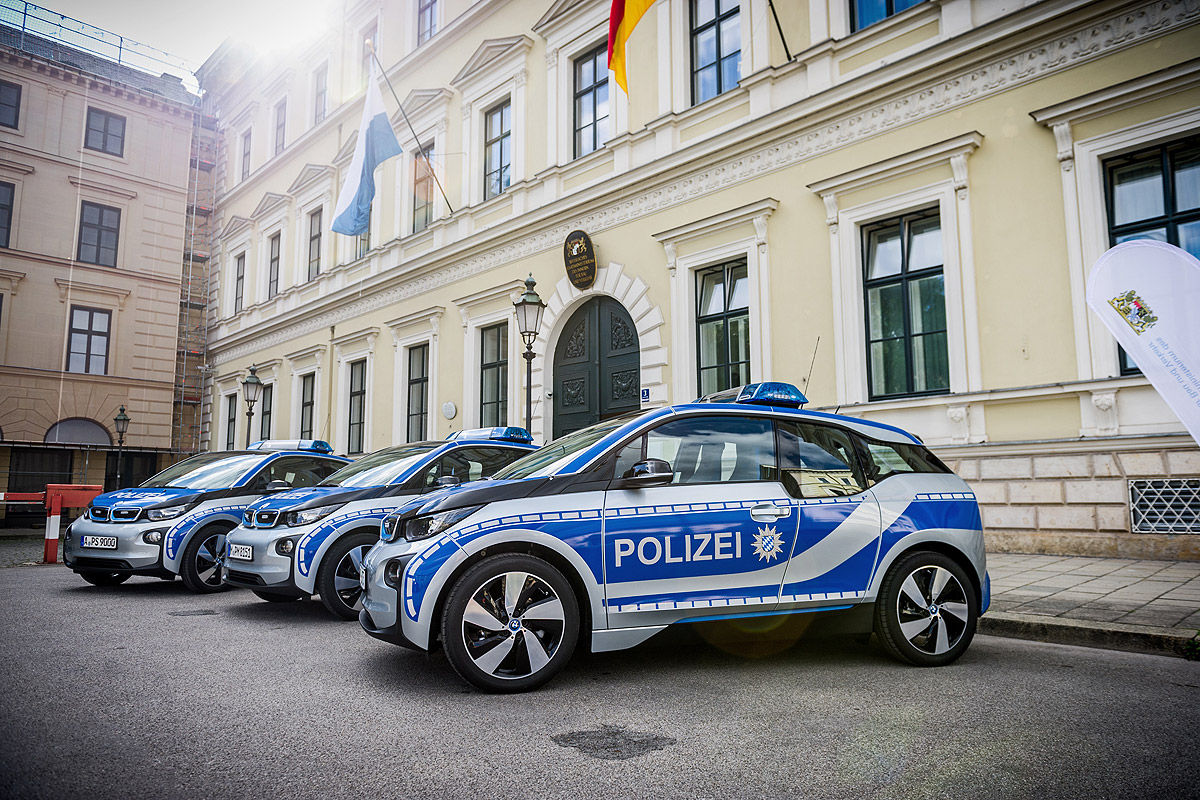 Name:  Polizei-Einsatz     Autos-im-Polizei-Einsatz-1200x800-1749a6d4535f3b3f.jpg
Views: 787
Size:  302.6 KB